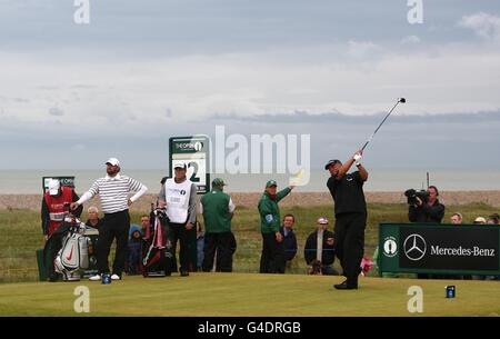 Darren Clarke aus Nordirland (rechts) und Lucas Glover aus den USA während des dritten Runden der Open Championship 2011 im Royal St George's, Sandwich. Stockfoto