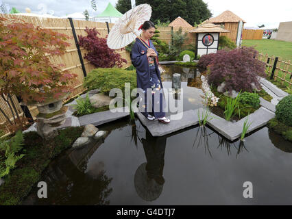 Tako spaziert durch den Paradise Island Showgarten, der von Tatton Park Chefgärtner Sam youd im RHS Flower Show Tatton Park, Knutsford, Cheshire entworfen wurde. Stockfoto