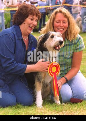 Jake, ein brauner, schwarz-weißer, ehemaliger RSPCA-Hund im Alter von 11 Jahren, ist der 'Chappie Scruffts Dog of the Year' mit Besitzerin Linda Cross aus Derbyshire (rechts) und Pam Ferris TV's Ma Larkin aus den Darling Buds of May. Melierte Murmeltiere paradierten heute (Sonntag) in der Alternative des Mongrels zu Crufts in Chobham, Surrey. Foto von Roy Robinson/PA. Siehe PA Geschichte SOCIAL Dogs. Stockfoto