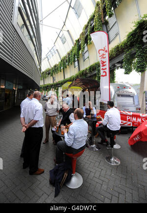 Cricket - 2011 NatWest Series - First One Day International - England / Sri Lanka - The Kia Oval. Fans genießen einen Drink an der Pimms Bar Stockfoto