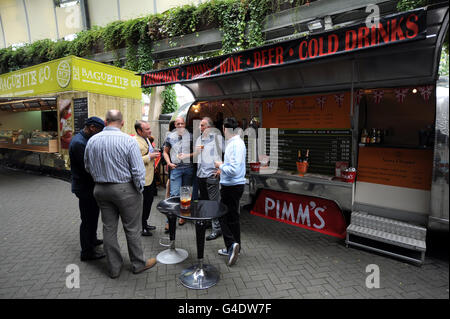 Cricket - 2011 NatWest Series - First One Day International - England / Sri Lanka - The Kia Oval. Fans genießen einen Drink an der Pimms Bar Stockfoto