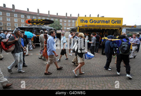 Cricket - 2011 NatWest Series - First One Day International - England / Sri Lanka - The Kia Oval. Fans kommen an den Imbissständen vorbei Stockfoto