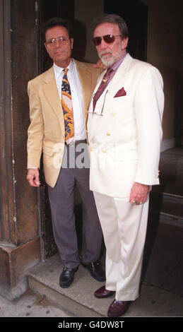 Sir Cliff Richard und George Richey, Ehemann der Countrysängerin Tammy Wynette, besuchen die St James Church, London, für den heutigen (Donnerstag) Gedenkgottesdienst für den Star, der im April in ihrem Haus in Nashville starb. Foto von Ben Curtis/PA Stockfoto