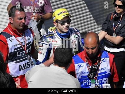 Valentino Rossi, MotoGP-Weltmeister von 2008, der am Renntag auf Phillip Island, Australien, zur Boxenwerkstatt läuft. Rossi wird für Fiat Yamaha 12. Im Rennen sein Stockfoto