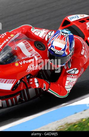 GP Rider Casey Stoner (Australien) im ersten freien Training auf Phillip Island. Stoner wurde der schnellste in einer Zeit von 1'30.094. Stockfoto