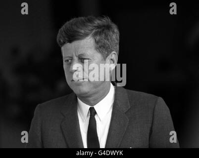 22/11/1963 - an diesem Tag in der Geschichte - amerikanischer Präsident John F. Kennedy wird in Dallas, Texas, ermordet 28/10/1962 - das Weiße Haus der USA gibt bekannt, dass Premiere Kruschev der Sowjetunion zugestimmt hat, nukleare Raketenstützpunkte in Kuba abzubauen. PRÄSIDENT JOHN F. KENNEDY Stockfoto