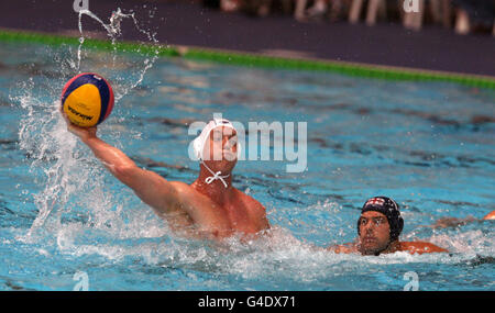 Der Großbritanniens Joe O'Regan in Aktion während eines 8-7-Sieges gegen Georgien während des EM 2012-Qualifying-Spiels im Manchester Aquatics Center, Manchester. Stockfoto