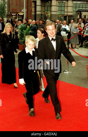 PA NEWS PHOTO 14/7/98 KOMIKER HARRY ENFIELD KOMMT ZUR PREMIERE DES 4 MILLIONEN MUSIKARZTES DOLITTLE, IM LONDONER LABATT'S APOLLO IN HAMMERSMITH. Stockfoto