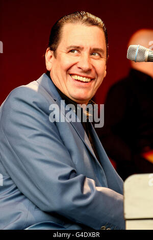 Jools Holland und sein Rhythm and Blues Orchester eröffnen heute Abend die IML Summer Picnic Concerts in der Ragley Hall, Warwickshire. Stockfoto