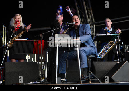 Jools Holland und sein Rhythm and Blues Orchester eröffnen heute Abend die IML Summer Picnic Concerts in der Ragley Hall, Warwickshire. Stockfoto