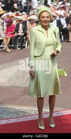 Prinzessin Farah Pahlavi von Iran kommt am Place du Palais in Monte Carlo an, um die religiöse Zeremonie der Hochzeit von Charlene Wittstock mit Prinz Albert II von Monaco zu feiern. Stockfoto