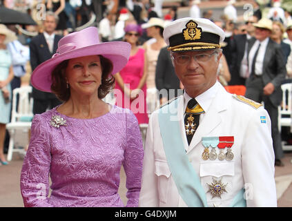 König Carl Gustav und Königin Silvia von Schweden kommen am Place du Palais in Monte Carlo an, um die Hochzeit von Charlene Wittstock mit Prinz Albert II. Von Monaco zu feiern. Stockfoto