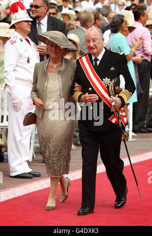 König Albert II. Und Königin Paola von Belgien kommen am Place du Palais in Monte Carlo an, um die Hochzeit von Charlene Wittstock mit Prinz Albert II. Von Monaco zu feiern. Stockfoto