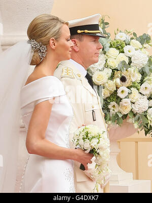 Charlene Wittstock und Prinz Albert II. Von Monaco. Verlassen Sie den Place du Palais, Monte Carlo, nach der religiösen Zeremonie ihrer Hochzeit. Stockfoto