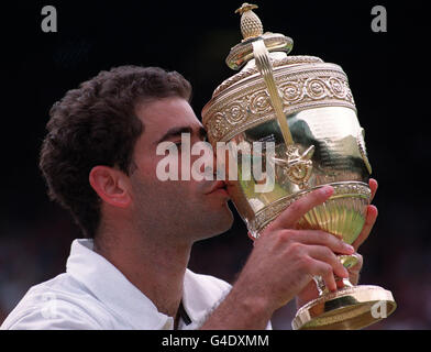 Pete Sampras feiert heute (Sonntag) den Sieg im Herrenfinale in Wimbledon, indem er den Pokal küsste, nachdem er Goran Ivanisevic 6-7,7-6,6-4,3-6,6-2 geschlagen hatte, um den Titel zum fünften Mal zu gewinnen. 26/08/2003: Pistol Pete, der einen Rekord von 14 Grand Slams gewonnen hat, verabschiedete sich vom professionellen Tennis am Montagabend bei einer emotionalen Zeremonie im Arthur Ashe Stadium vor der Abendveranstaltung der US Open in Flushing Meadows. Sampras gewann Wimbledon sieben Mal, die US Open fünf Mal und die Australian Open zweimal. Stockfoto