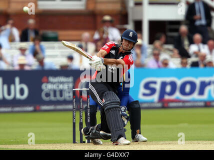 Cricket - 2011 NatWest Series - Third One Day International - England / Sri Lanka - Lords. England Kapitän Alastair Cook Fledermäuse während der NatWest Third One Day International in Lords, London. Stockfoto