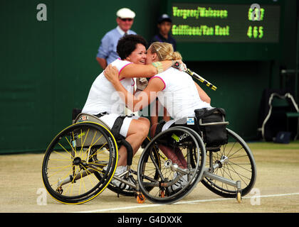 Die Niederländerin Esther Vergeer (rechts) und Sharon Walraven (links) feiern den Sieg über die Niederländer Jiske Griffioen und Aniek Van Koot im Finale der Damen-Doppelgänger für Rollstuhlfahrer am dreizehnten Tag der Wimbledon Championships 2011 im All England Lawn Tennis and Croquet Club in Wimbledon. Stockfoto