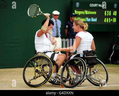 Die Niederländerin Esther Vergeer (rechts) und Sharon Walraven (links) feiern den Sieg über die Niederländer Jiske Griffioen und Aniek Van Koot im Finale der Damen-Doppelgänger für Rollstuhlfahrer am dreizehnten Tag der Wimbledon Championships 2011 im All England Lawn Tennis and Croquet Club in Wimbledon. Stockfoto