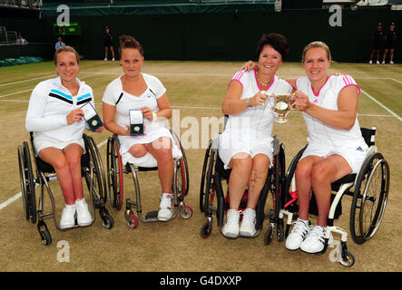 Die Niederländer Esther Vergeer (rechts) und Sharon Walraven (zweite rechts) feiern mit der Trophäe, nachdem sie die Niederländer Jiske Griffioen (links) und Aniek Van Koot (zweite links) im Finale der Damen-Doppelgänger für Rollstuhlfahrer am dreizehnten Tag der Wimbledon Championships 2011 im All England Lawn Tennis and Croquet Club besiegt haben. Wimbledon. Stockfoto