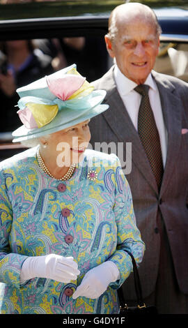 Königin Elizabeth II und Herzog von Edinburgh kommen zu einem Sonntagsgottesdienst im Canongate Kirk in Edinburgh, dem gleichen Kirk, wo Zara Phillips noch in diesem Monat heiraten wird. Stockfoto