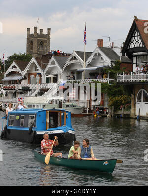 Am fünften Tag der Henley Royal Regatta, Henley-on-Thames, paddelt ein kleines Boot die Themse entlang. Stockfoto