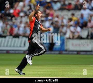 Der englische Tim Bresnan feiert, nachdem er das Wicket von Tillacaratne Dilshan aus Sri Lanka genommen hat. Stockfoto