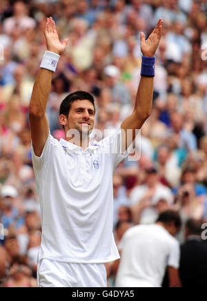 Der serbische Novak Djokovic feiert den Sieg des spanischen Rafael Nadal im Finale der Männer im Einzel am dreizehnten Tag der Wimbledon-Meisterschaften 2011 im All England Lawn Tennis and Croquet Club in Wimbledon. Stockfoto