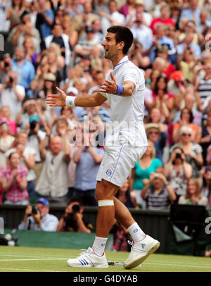 Der serbische Novak Djokovic feiert den Sieg des spanischen Rafael Nadal im Finale der Männer im Einzel am dreizehnten Tag der Wimbledon-Meisterschaften 2011 im All England Lawn Tennis and Croquet Club in Wimbledon. Stockfoto