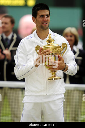 Serbiens Novak Djokovic feiert mit der Trophäe nach dem Sieg über den spanischen Rafael Nadal im Männer-Einzel-Finale am dreizehnten Tag der Wimbledon Championships 2011 im All England Lawn Tennis und Croquet Club, Wimbledon. Stockfoto