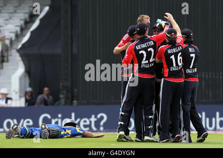 Die englischen Spieler, darunter Stuart Broad, Craig Kieswetter, Eoin Morgan und Ian Bell, feiern mit Teamkollege James Anderson, nachdem er Dinesh Chandimal aus Sri Lanka herausläuft (links) Stockfoto