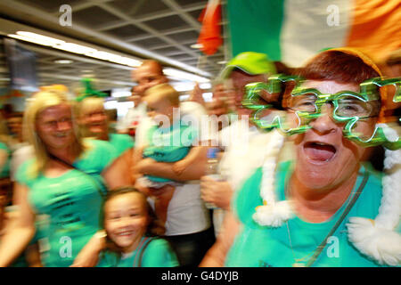 Freunde und Familie der Athleten des Teams Irland feuern sie in der Ankunftshalle des Flughafens Dublin an, nachdem das Team mit 107 Medaillen von den Special Olympics World Summer Games 2011 in Athen, Griechenland, zurückgekehrt war. Stockfoto