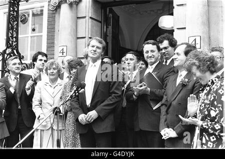 Bibliothekskollegen vom 228583-2. 28.7.88 des neuen Führers der Sozial- und Liberaldemokraten Paddy Ashdown (Mitte) werden von Parteikollegen außerhalb ihres Hauptquartiers in London nach seiner Wahl, (von links) scheidende gemeinsame Präsidentin Frau Shirley Williams (blasse Klage), scheidender gemeinsamer Führer Herr David Steel, applaudiert. Der neue Präsident Ian Wrigglesworth und Alan Beith, die nur 16,202 Stimmen gegen Ashdown abgefragt haben. Herr Ashdown feiert heute (Mittwoch) 10 Jahre als Vorsitzender der Liberaldemokraten und stillt immer noch die Hoffnung, eines Tages Premierminister zu werden. PA-Fotos. Siehe PA Stockfoto