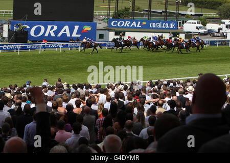 Highland Knight, geritten von David Probert (Mitte), der nach Hause kommt Gewinnen Sie das Coral Challenge Handicap Stockfoto