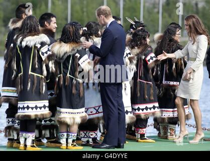 Der Herzog von Cambridge und seine Frau, die Herzogin von Cambridge, begrüßen die Einwohner in traditioneller einheimischer Kleidung bei einem Besuch des Somba K'e Civic Plaza in Yellowknife, Northwest Territories. Stockfoto