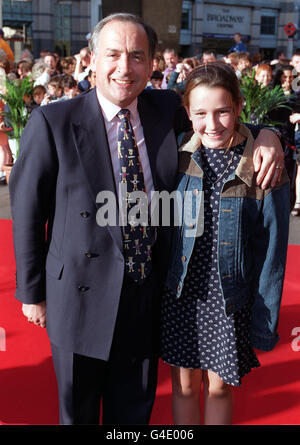 PA NEWS PHOTO 21/07/98 TV-NEWSREADER ALASTAIR STEWART UND SEINE TOCHTER CLEMMIE KOMMEN ZUR PROMI-PREMIERE DES NEUEN MUSICALS 'DR DOLITTLE' MIT PHILLIP SCHOFIELD IM HAMMERSMITH LABATTS APOLLO IN LONDON. 20/06/03 : TV-Moderator Alastair Stewart, der laut Polizei wegen Trinkens am Steuer angeklagt wurde. Stewart, 50, der Moderator der ITV-Show Police, Camera, Action ist, wurde gestern Abend in seinem Haus in Bramdean, in der Nähe von Winchester, Hants, verhaftet, nachdem sein Mercedes mit einer Hecke kollidierte. Der Vater von vier Kindern wurde wegen des Fahrens mit Getränken angeklagt und wurde zur Anzeige vor Basingstoke gebracht Stockfoto