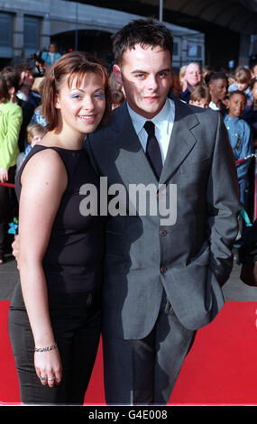 PA NEWS PHOTO 21/07/98 ANT, VOM DUO 'ANT & DEC', KOMMT MIT SEINER FREUNDIN LISA ARMSTRONG ZUR PROMI-PREMIERE DES NEUEN MUSICALS 'DR DOLITTLE' MIT PHILLIP SCHOFIELD IM HAMMERSMITH LABATTS APOLLO IN LONDON. Stockfoto