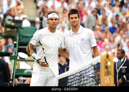 Tennis - Wimbledon Championships 2011 - Tag dreizehn - The All England Lawn Tennis and Croquet Club. Der Spanier Rafael Nadal und der Serbiker Novak Djokovic (rechts) vor dem Finale der Männer im Einzel Stockfoto