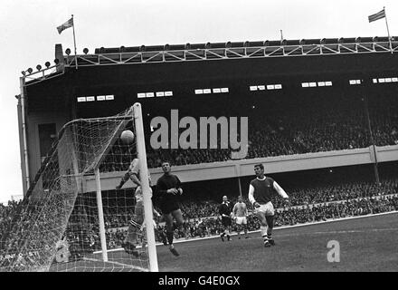 Manchester City Torhüter Harry Dowd beobachtet den Ball in das Netz für Arsenals erstes Tor, das von John Radford erzielt wurde (nicht abgebildet). Auch Colin Addison (r) von Arsenal ist dabei. Stockfoto