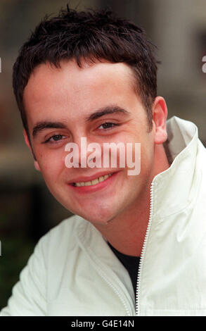 ANTHONY MCPARTLIN, DER GEMEINSAM MIT DECLAN DONNELLY UND CAT DEELEY EINE NEUE FERNSEHSERIE AM SAMSTAGMORGEN „SMTV://LIVE“ MODERIERT. AB DEM 29 1998. AUGUST AUF ITV WERDEN MUSIK, CARTOONS UND SKIZZEN AUF DEM PROGRAMM STEHEN. Stockfoto