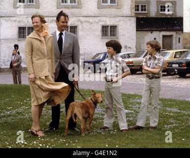 Königin Margrethe von Dänemark mit ihrem Mann, Prinz Henrik und den Söhnen Kronprinz Frederik und Prinz Joachim (rechts) Stockfoto