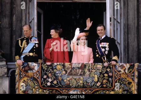 Königin Elisabeth II. (In rosa) mit dem Herzog von Edinburgh (links), Königin Margrethe von Dänemark und ihrem Ehemann Prinz Henrik winken vom Balkon des Amalienborg-Palastes in Kopenhagen zu einer Menschenmenge. Stockfoto