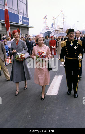 Königin Elizabeth II (Mitte) spaziert vom Hafen Aarhus mit Königin Margrethe von Dänemark und NK Mollman, Lord Lieutenant der Grafschaft, nachdem sie auf der königlichen Yacht Britannia angekommen ist Stockfoto