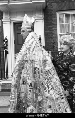 Der Bischof von London, der RT Rev Gerald Ellison, in der neuen Cope und Mitra wird er zum ersten Mal beim Silberjubelgottesdienst verwenden, um von der Königin in St. Paul's Cathedral besucht zu werden. Mit ihm ist die Designerin Beryl Dean, die mit ihren Studenten am Stenhope Adult Education Institute in London fertig wurde. Sie haben es der Stadt London für den Gebrauch des Bischofs gespendet. Das Design umfasst St. Paul's Cathedral, 73 Kirchen der Londoner Diözese, drei Royal Peculiars und ein Haus - Nr. 42 Queen's Square, wo die Klassen statt. Die Stickerei, auf einer feinen cremefarbenen Wolle Stockfoto