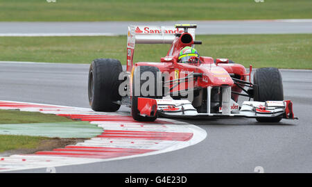 Ferrari Felipe Massa aus Brasilien geht beim zweiten Training für den Formel 1 Santander British Grand Prix auf dem Silverstone Circuit, Northampton, um die Clubecke. Stockfoto