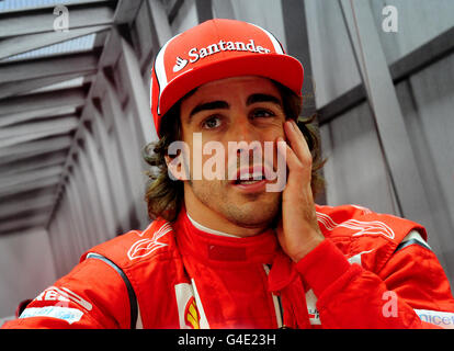 Ferrari Fernando Alonso aus Spanien in den Boxen während des zweiten Trainings während des Trainings für den Formel 1 Santander British Grand Prix auf Silverstone Circuit, Northampton. Stockfoto