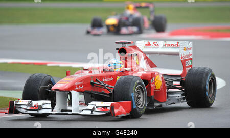 Ferrari Fernando Alonso aus Spanien geht beim zweiten Training für den Formel 1 Santander British Grand Prix auf dem Silverstone Circuit, Northampton, um die Clubecke. Stockfoto