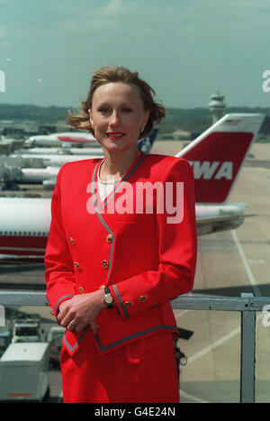 PA NEWS PHOTO 15/05/96 LISA LEESON, DIE FRAU VON ROUGE BARINGS BANK HÄNDLER NICK LEESON, AUF LONDON GATWICK AIRPORT AN IHREM ERSTEN TAG ALS VIRGIN ATLANTIC STEWARDESS. Stockfoto