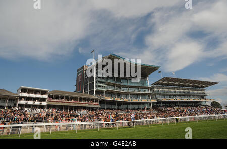 Pferderennen - 52. John Smiths Cup Meeting - Tag 2 - York Racecourse. Eine allgemeine Ansicht von Fahrern, die am zweiten Tag des 52. John Smiths Cup Meetings auf der Pferderennbahn in York vor den Tribünen stehen. Stockfoto