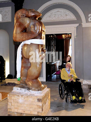 Bild der Akte vom 10/11/2010. Lord Harewood sieht den Prozess des Umzuges einer unbezahlbaren 2-Tonnen-Skulptur mit dem Titel Adam von Sir Jacob Epstein im Harewood House, Leeds, an. Stockfoto