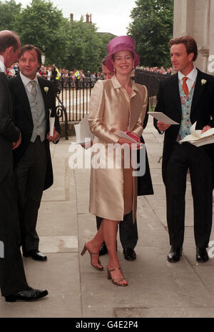 PA-NEWS FOTO 07.11.98 DAME HELEN TAYLOR IN DER WINCHESTER CATHEDRAL ANLÄSSLICH DER HOCHZEIT VON ISABELLA KOMMT NORMAN, TIMOTHY KNATCHBULL, ENKEL DES VERSTORBENEN EARL LOUIS MOUNTBATTEN Stockfoto